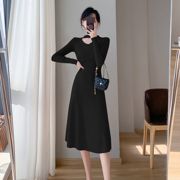Kvindernes strikkede kjole med fashionable wrap-design og elegant udskæringsdetalje