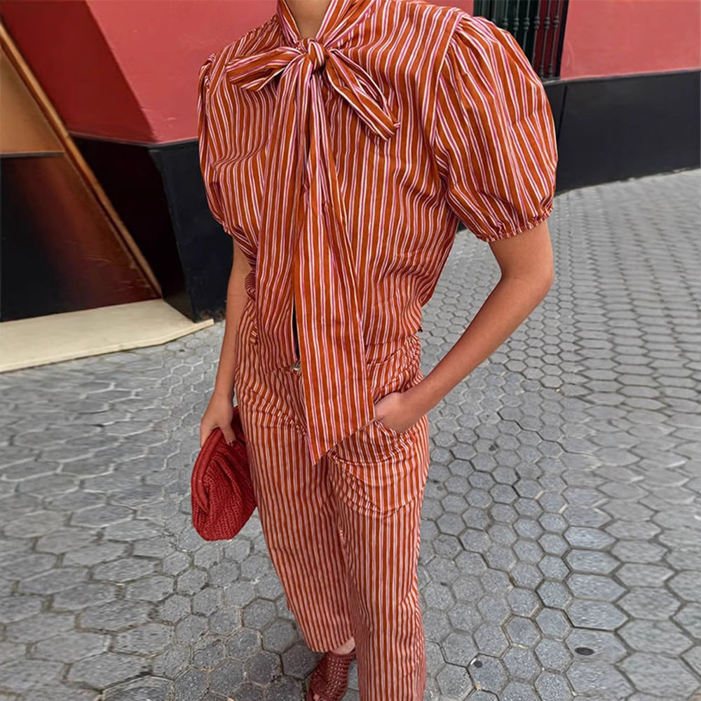 Dame stribet jumpsuit med sjalkrave og vide ben Stilla