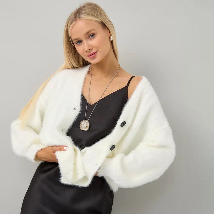 Kvinders hyggelige cardigan med asymmetrisk snit og knaplukning Stilla