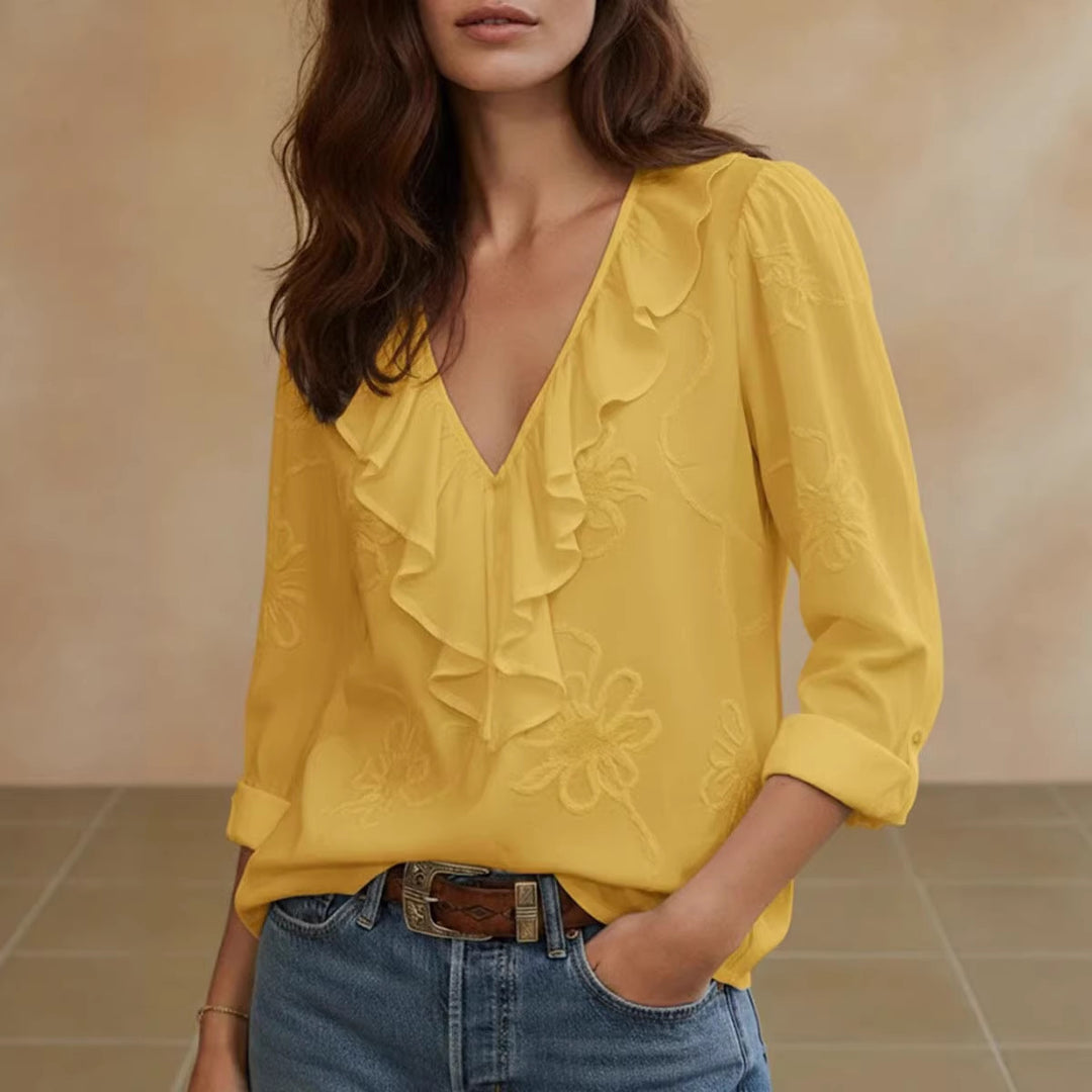 Damernes elegante bluse med flæser og floral broderet mønster Skovae