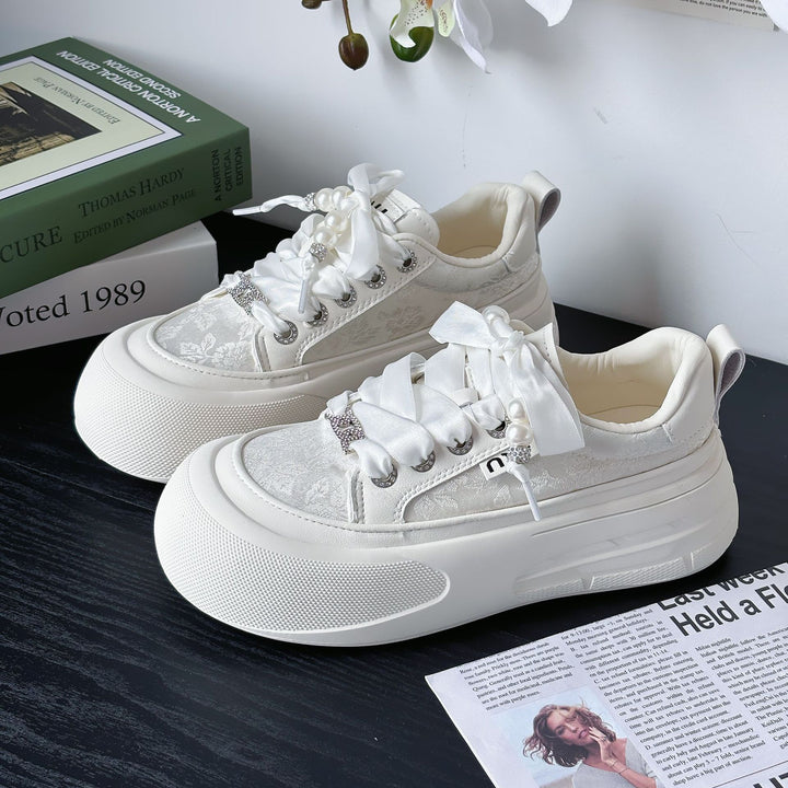 Dame mode-sneakers med dekorative satinbånd og slidstærkt designer-overmateriale Stilla