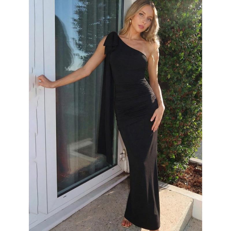 Damen Elegantes Wickelkleid mit asymmetrischem Ausschnitt und Schulterdetails Skovae