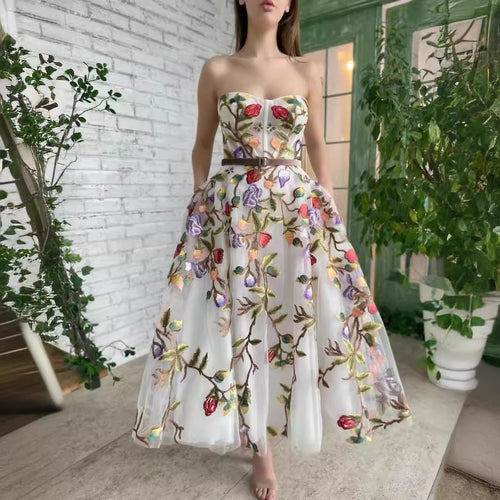 Dame elegant og detaljeret broderet aftenkjole Stilla