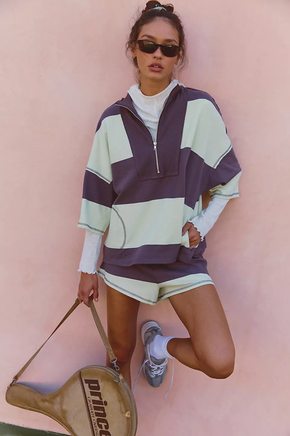 Kvinders stilfulde sportssæt med kort hoodie og casual shorts Skovae
