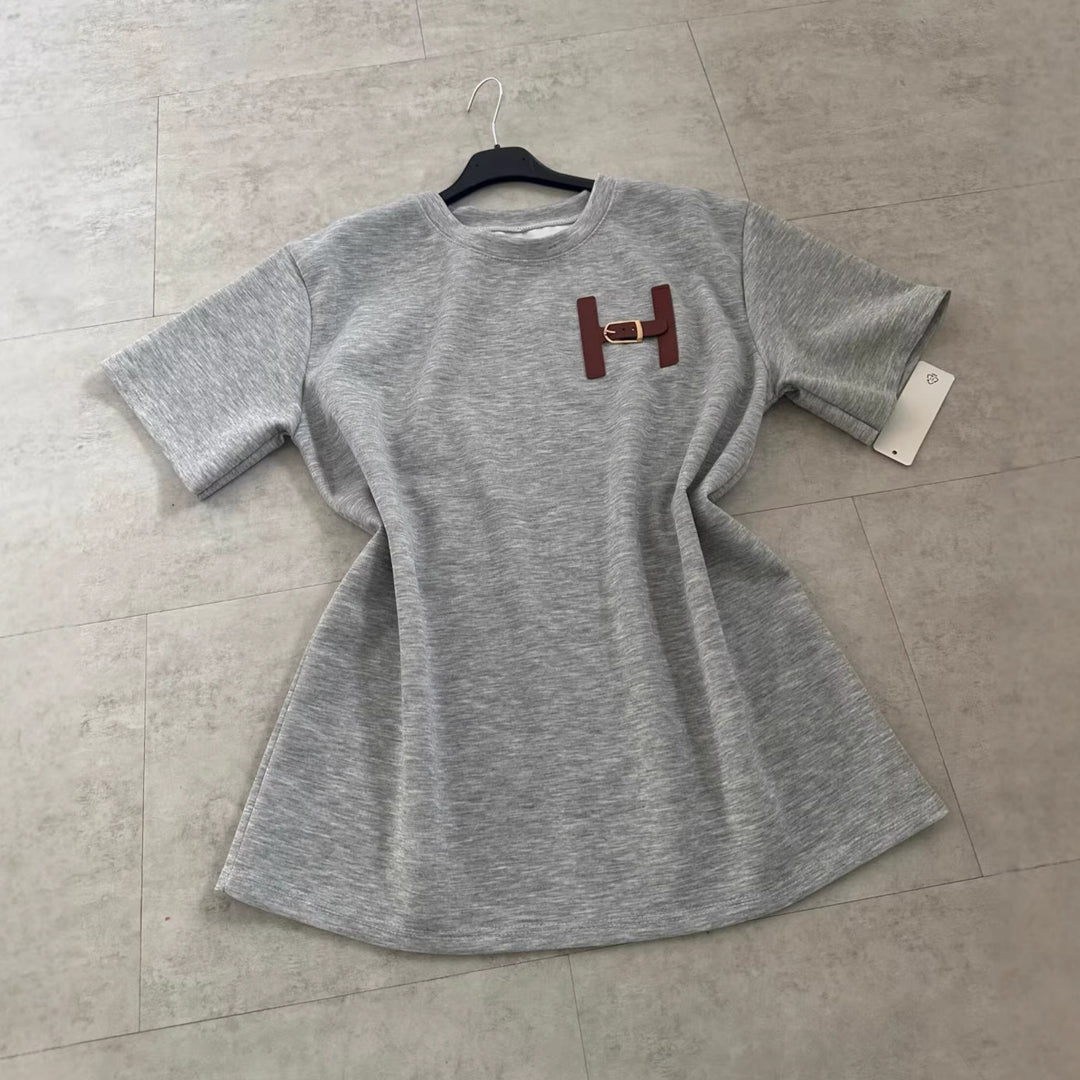 Kvinders fashionable t-shirt med unikt logo detalje og afslappet pasform