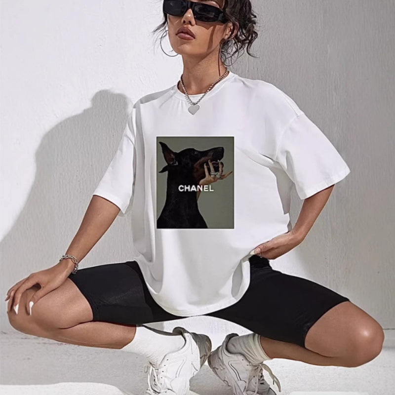 Dame T-shirt med kunstnerisk hundetryk og afslappet oversized pasform Stilla