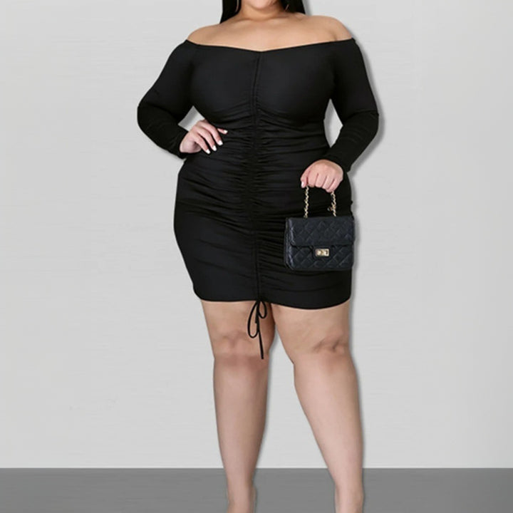 Dame tætsiddende minikjole med off-shoulder design og drapering Stilla