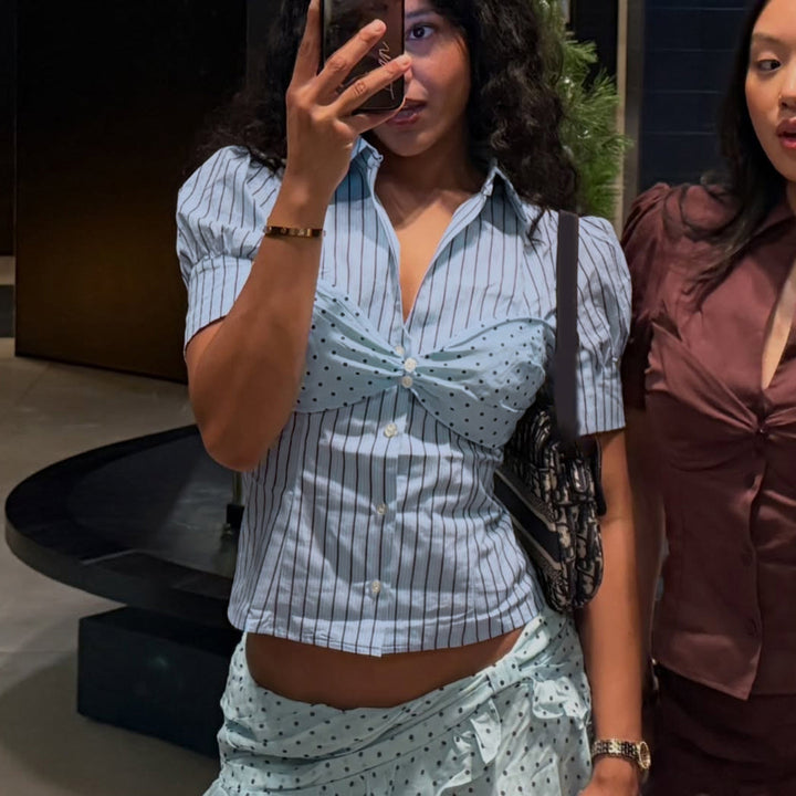 Dame kortærmet bluse med ruffles detaljer og polka-dot accent Skovae