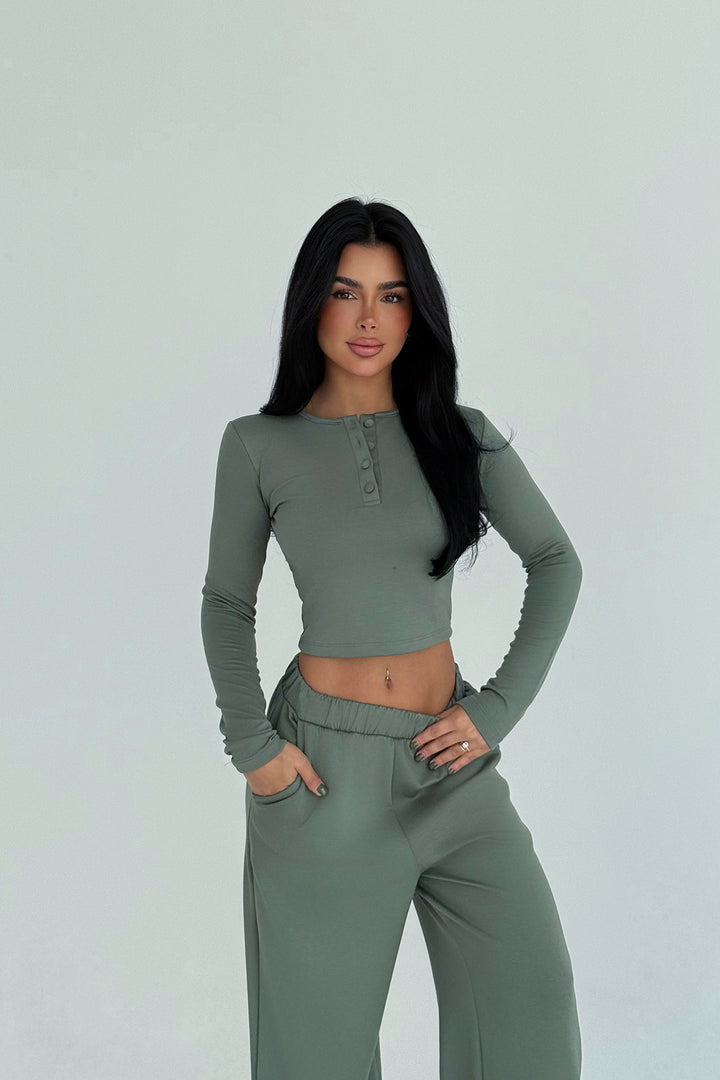 Kvindernes cropped top og brede bukser med knapdetaljer Skovae