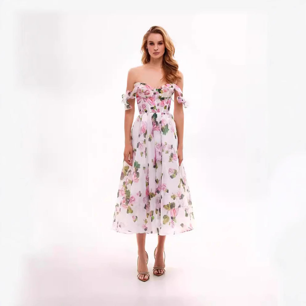 Kvinders blomsterkjole med off-the-shoulder design