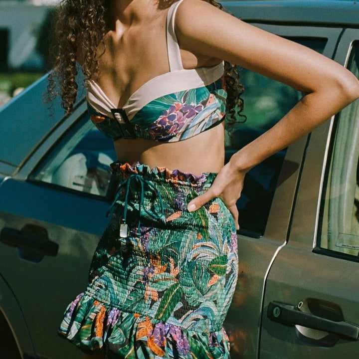 Dame bikini-top med elegant bøjle og blomsterdesign samt matchende miniskørt Stilla