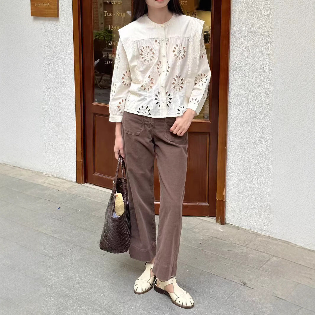 Damebluse med fin hulbroderi og dekorative knapper Stilla