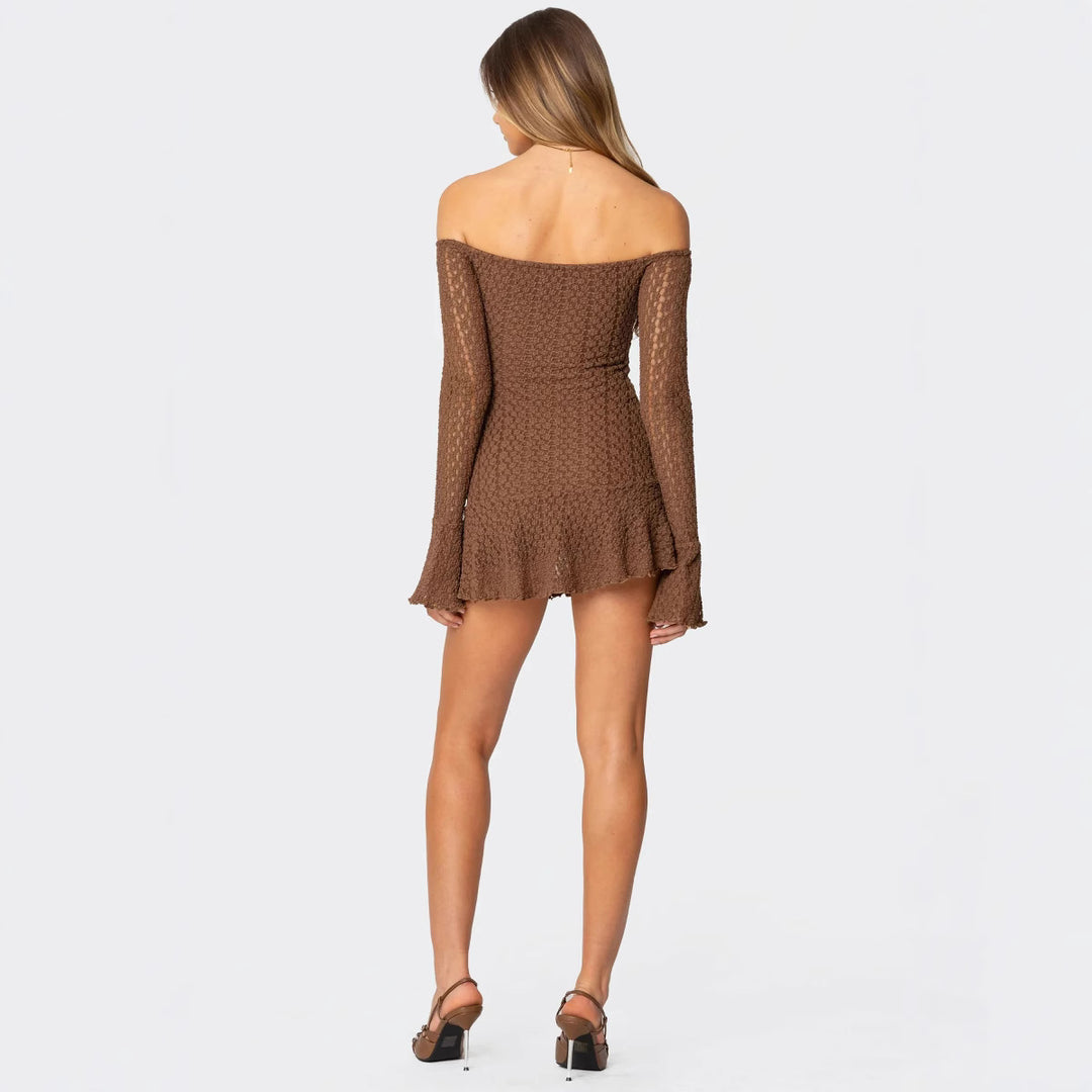 Dame Off-Shoulder Minikjole med struktureret hæklemønster og svajende kant Skovae