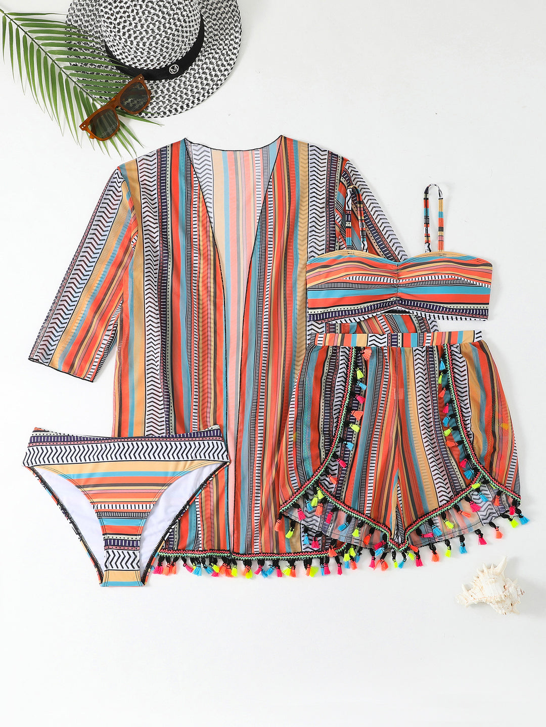 Dame Bikiniset med trendy strandkimono og farverige kvaster Skovae