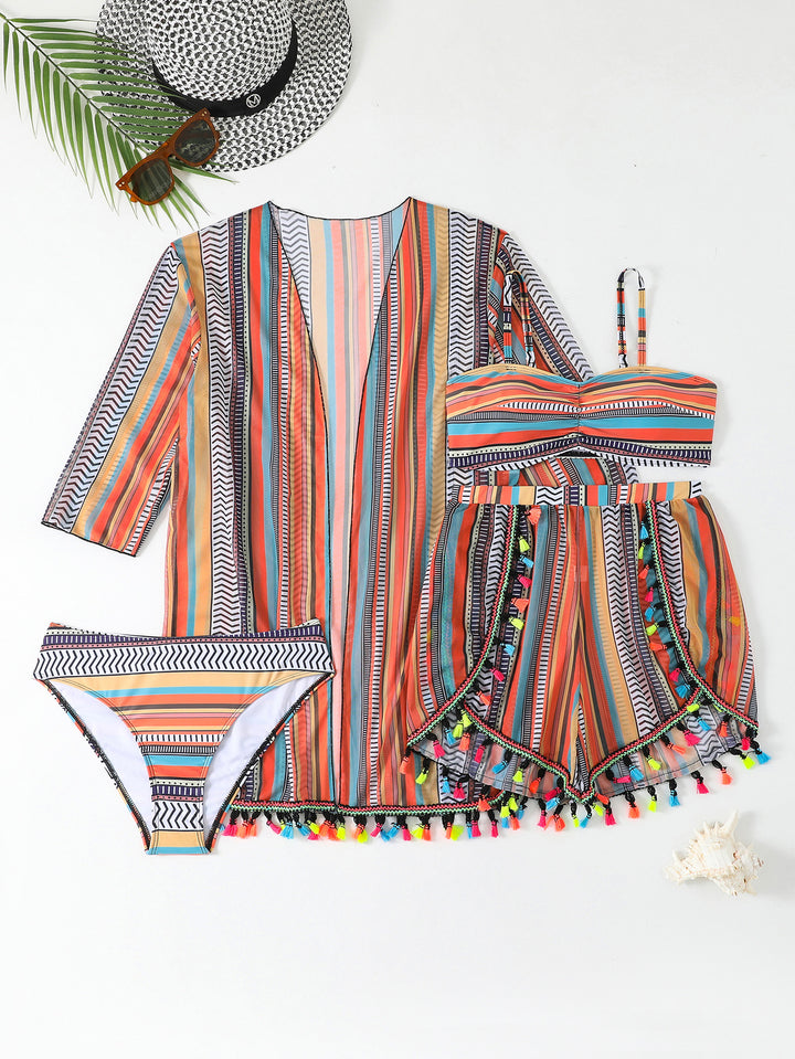 Dame Bikiniset med trendy strandkimono og farverige kvaster Skovae