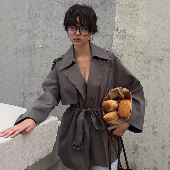 Dame modische trenchcoat-jakke med aftageligt bælte og oversized fit Stilla
