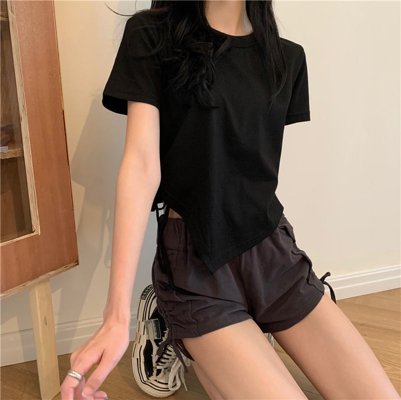 Kvindernes crop top med asymmetrisk kant og løs pasform