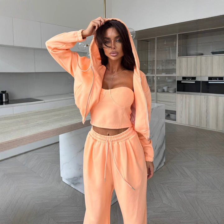 Kvinders sporty sæt med crop top og blød hoodie