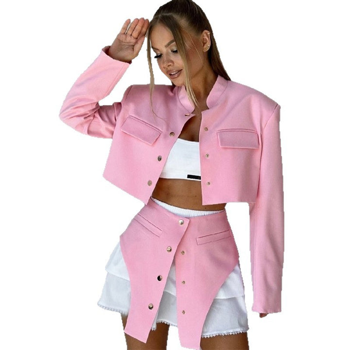 Dame moderigtigt cropped jakke- og nederdelssæt med elegante knapper og praktiske lommer Stilla