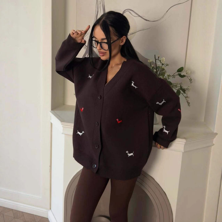 Kvinders chunky strikket cardigan med elegant knaplukning og legende broderidetaljer Stilla