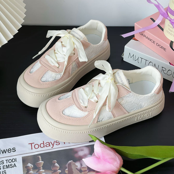 Dame elegante sneakers med skinnende overflade og trendy snøresystem Stilla