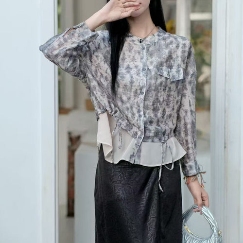 Damebluse med moderne design og silkeagtigt stof Stilla