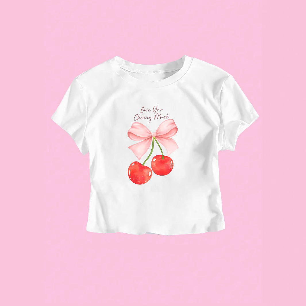 Dame crop-top med glad kirsebærmotiv og sløjfetryk Skovae