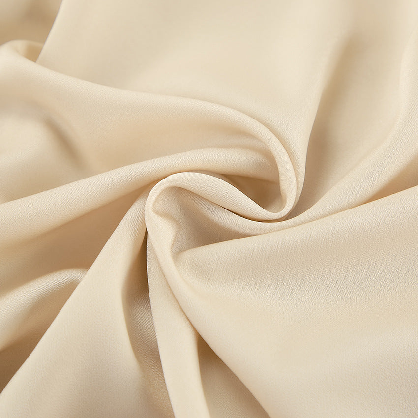 Dame elegant og komfortabel satin pyjamasæt med lange ærmer og fine knapdetaljer Stilla