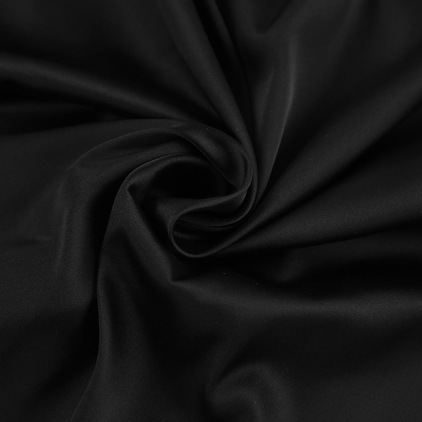 Dame silkebluse med elegante knapdetaljer og luksuriøs glans Stilla