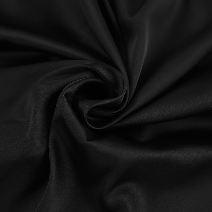 Dame silkebluse med elegante knapdetaljer og luksuriøs glans Stilla
