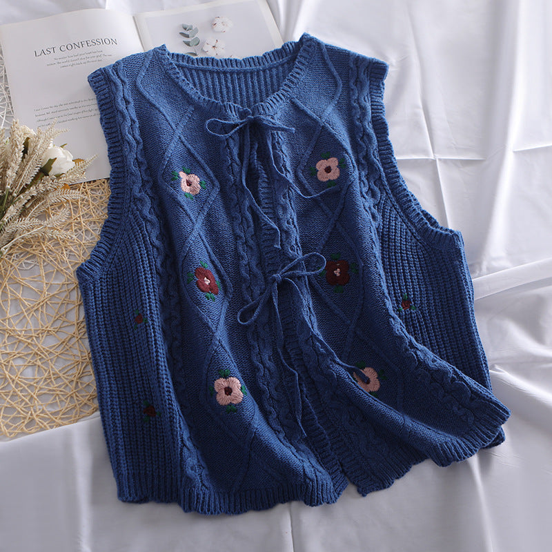 Kvinders strikkede vest med romantisk blomsterbroderi Stilla