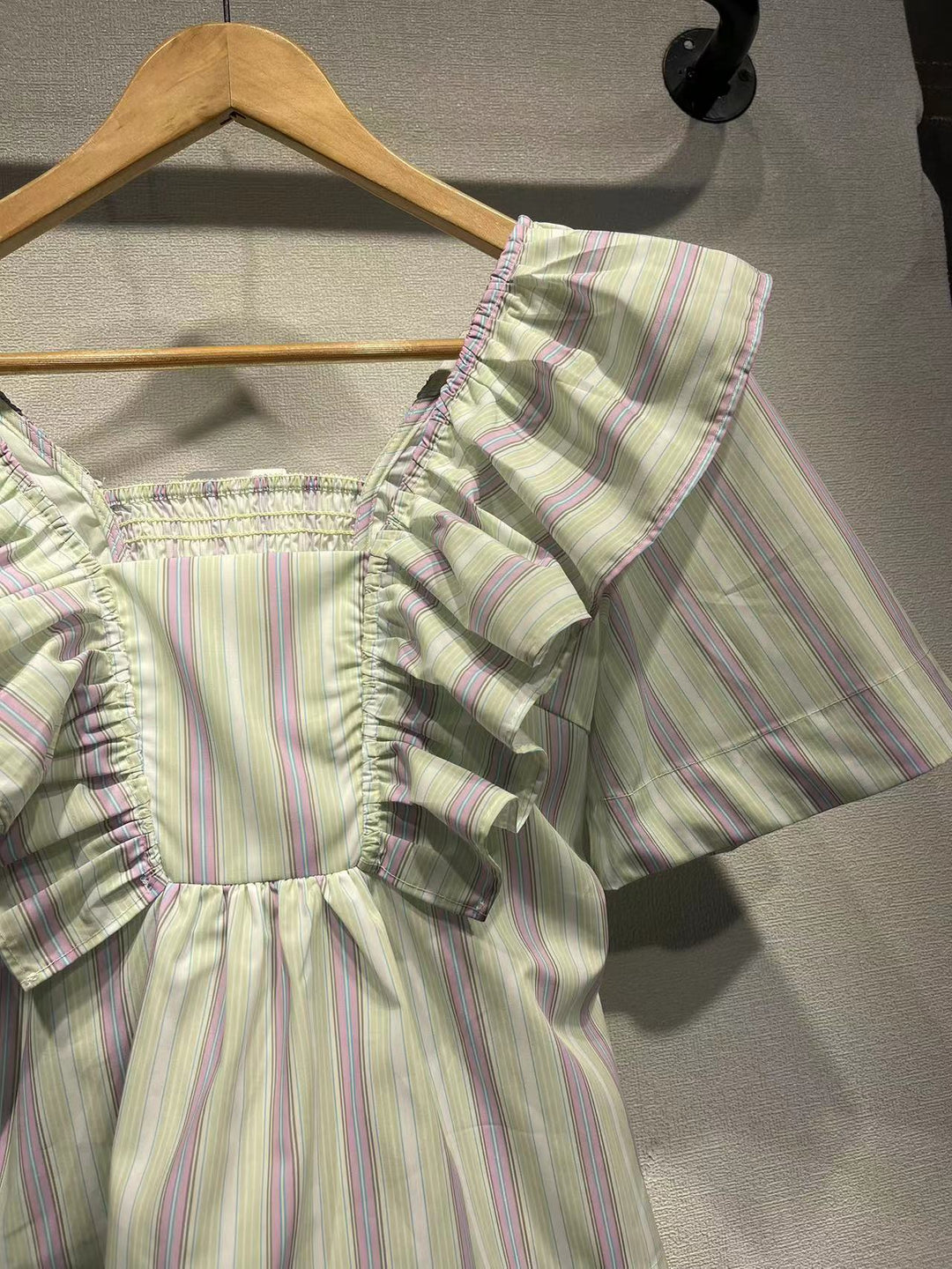 Damebluse med voluminøse flæser og elegant stribet design Stilla
