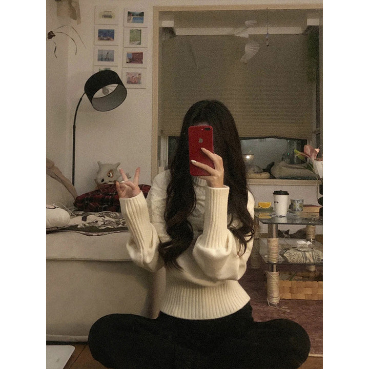 Kvinders chunky strik sweater med høj krave og dekorativ kabelmønster Stilla