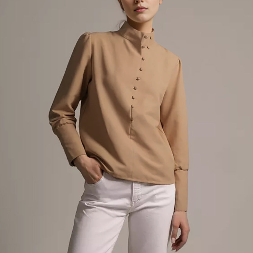 Damebluse med høj ståkrave og elegante pufærmer Stilla