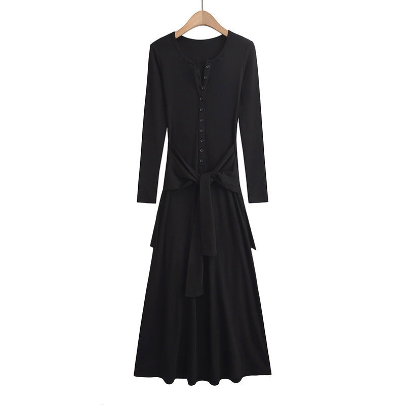 DameMaxikjole med elegante knapdetaljer og taljerbar linning Stilla