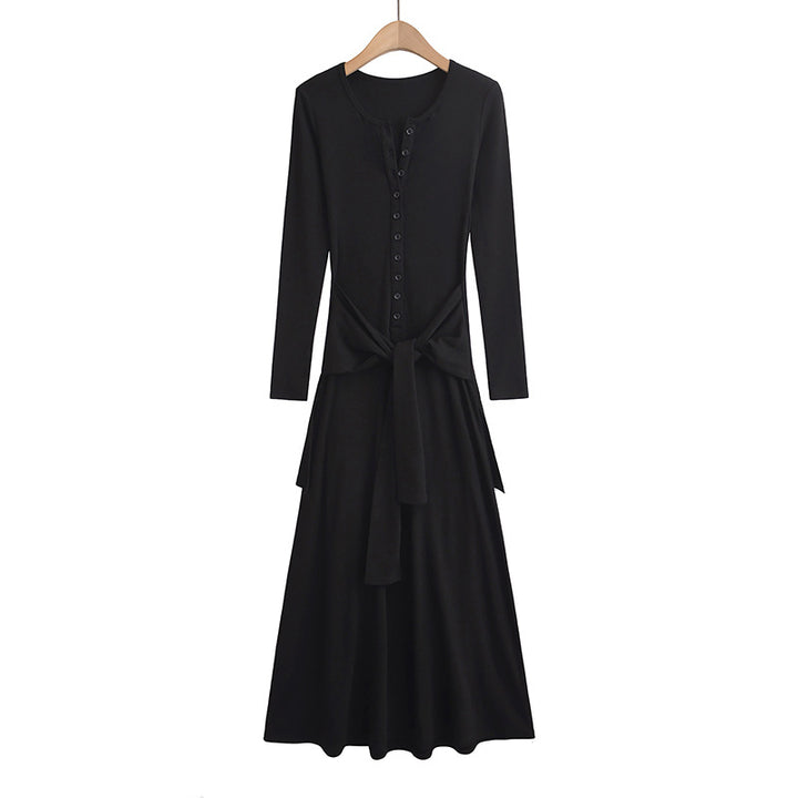 DameMaxikjole med elegante knapdetaljer og taljerbar linning Stilla