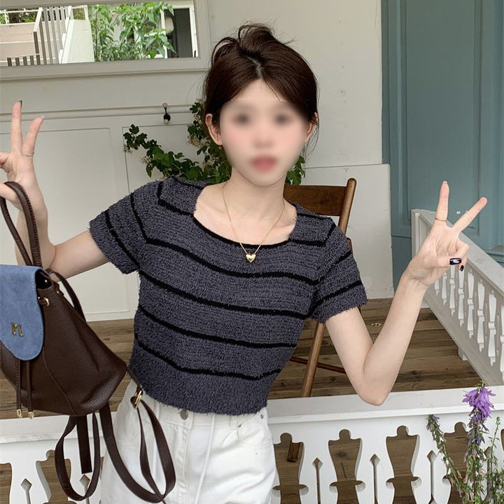 Kvinders cropped top med moderigtig stribet mønster og afslappet snit