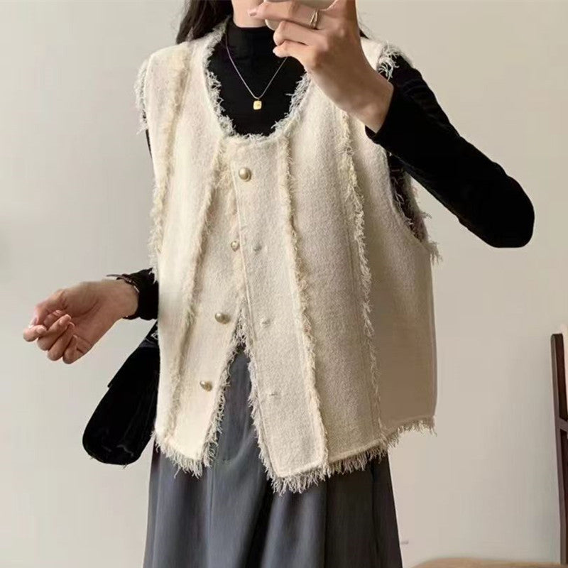 Kvindernes sømløse strikkede vest med elegante knapdetaljer og frynsede kanter Stilla