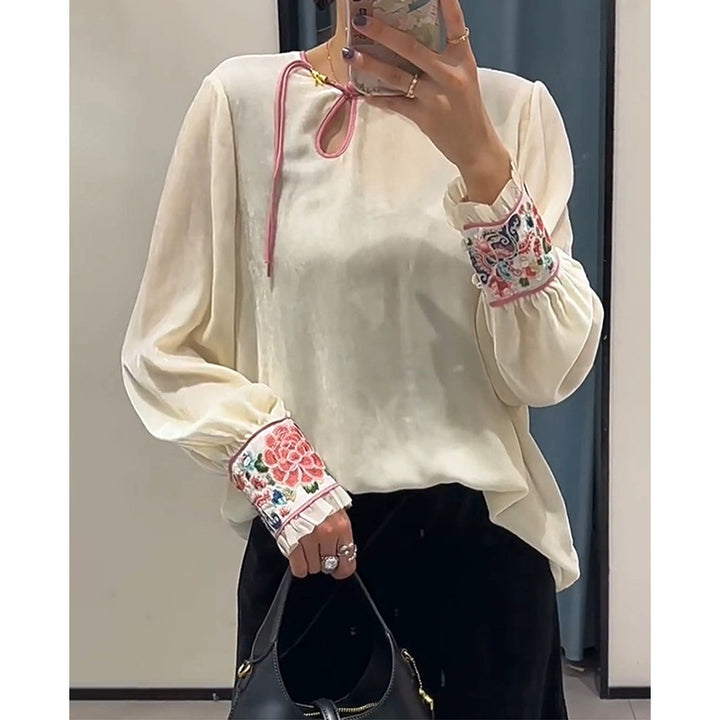 Damebluse med blomsterbroderi og sløjfedekoration Stilla