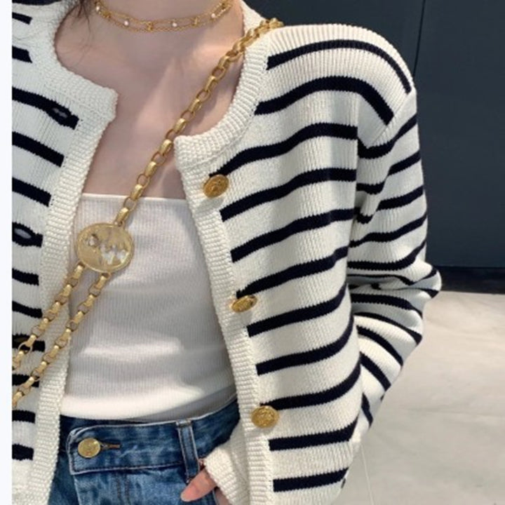 Kvinders cardigan med elegante knapper og stribet mønster Stilla
