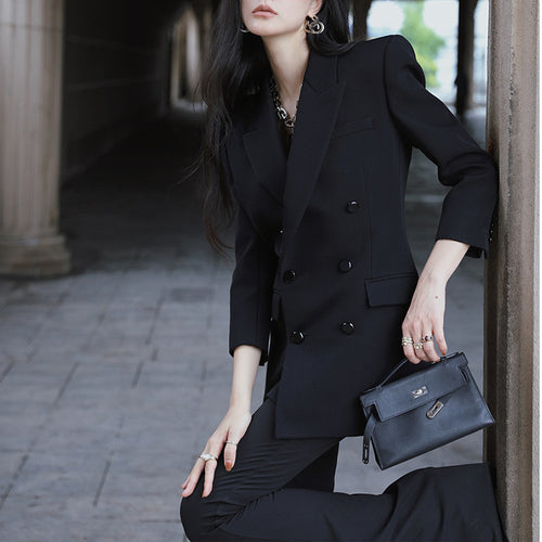Dame skåret dobbeltknappet blazer med elegant struktur Stilla