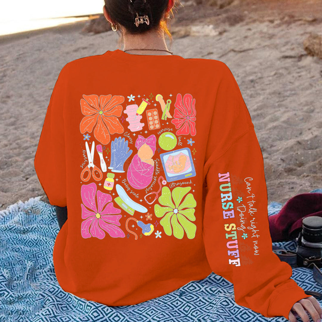 Kvinders hoodie med farverigt grafisk design og originalt plejemotiv Stilla