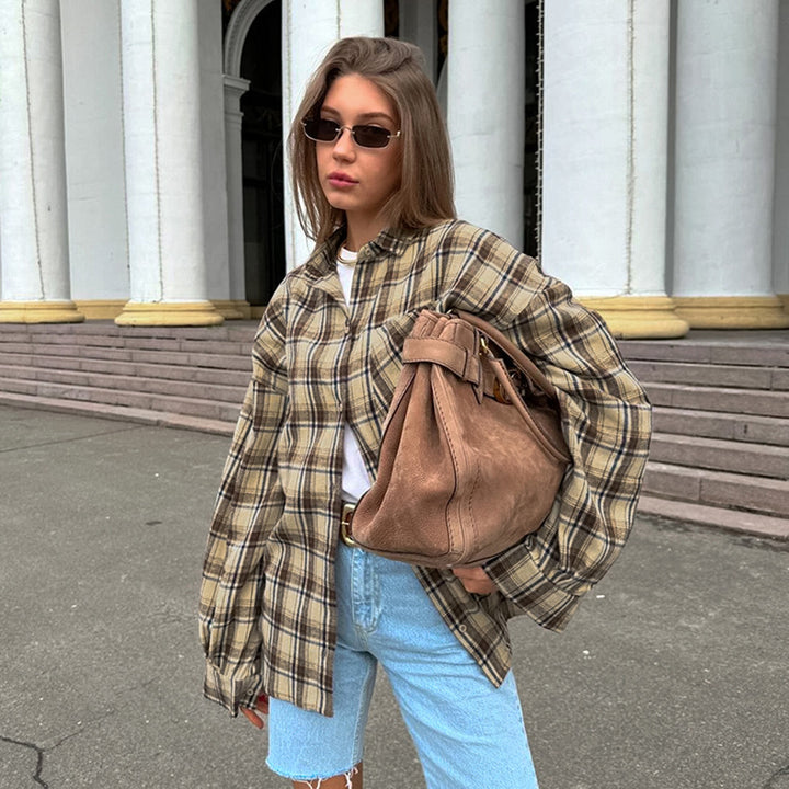 Dameternetternet skjorte i afslappet oversized stil Stilla