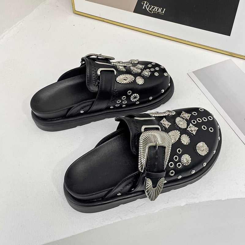 Dame nan dekorerede slip-on clogs med metalliske conchos, stor pynteklips og ergonomisk fodseng Skovae