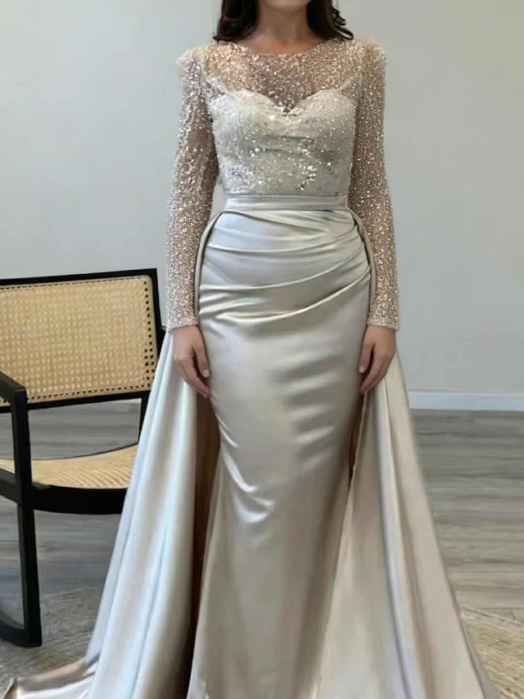 Kvinders aftenkjole med glitrende paillet top og elegant satin nederdel