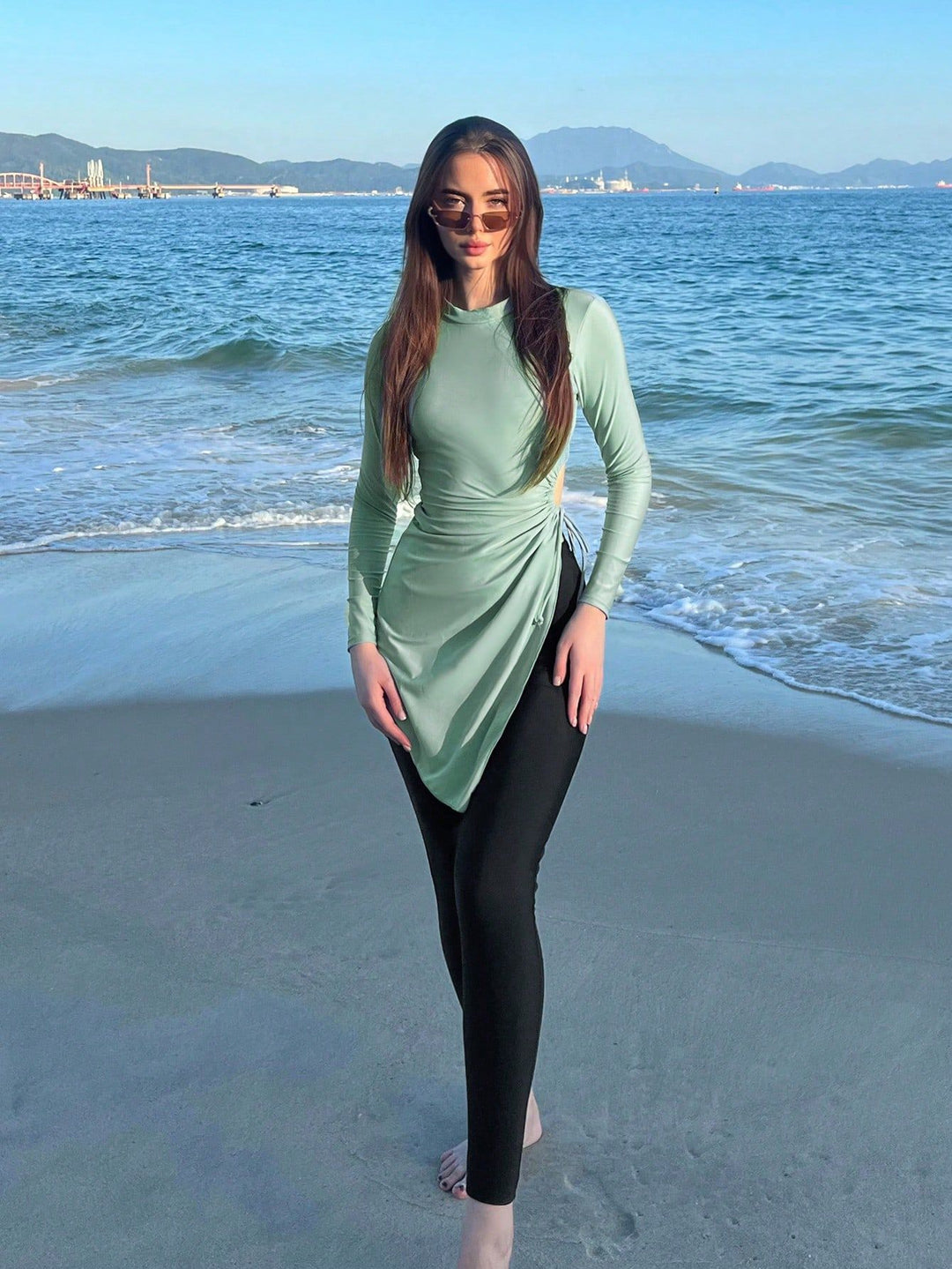 Dame moderigtigt strandoutfit med længere top Skovae