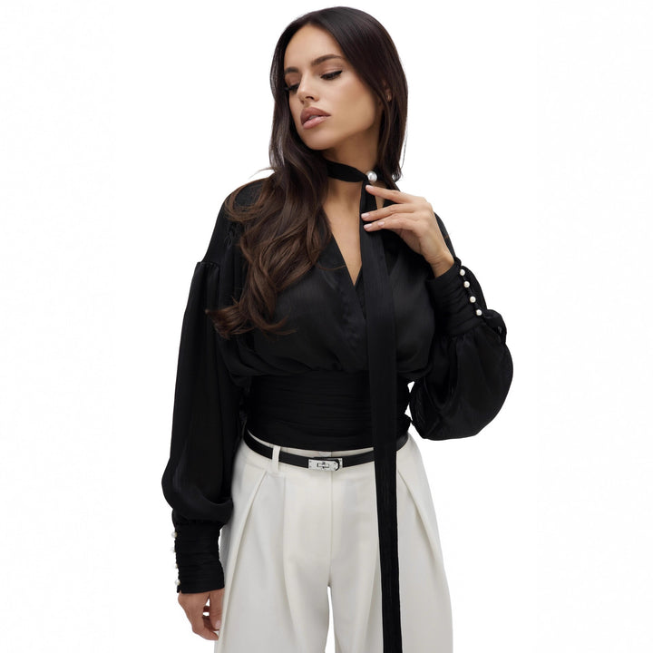 Kvinders bluse med voluminøse ærmer og elegante perleknapper Stilla
