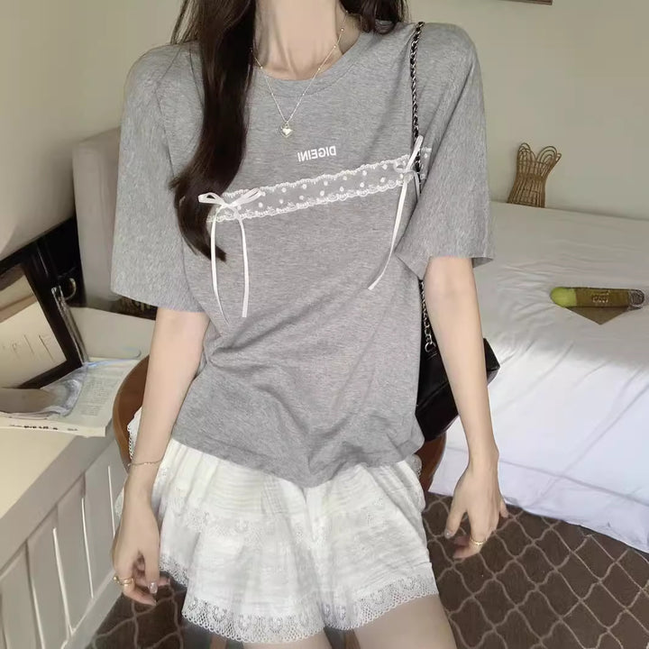 Femme Relaxed Fit Graphic T-Shirt med dekorativt spidsedetalje Stilla