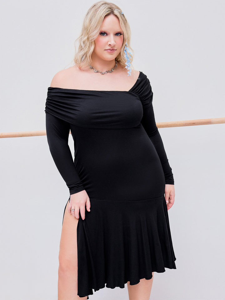 Dame off-shoulder kjole med asymmetrisk kant og flæse detalje Stilla