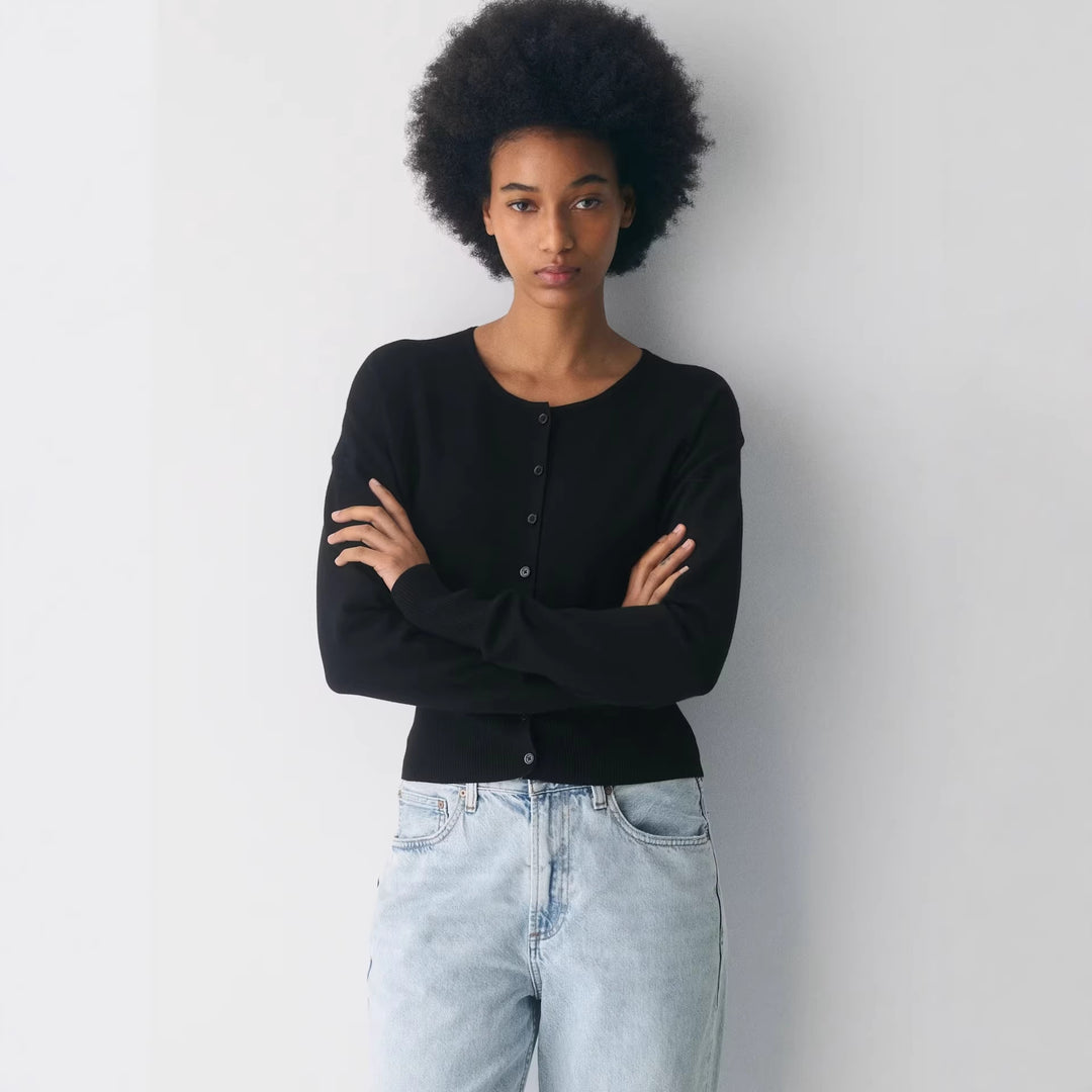 Kvinders cropped cardigan med knapstolpe og ribstrik Skovae